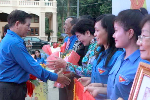 Nguyên chủ tịch nước Nguyễn Minh Triết tặng hoa cho đại diện Đoàn thanh niên Trung ương Cục miền Nam